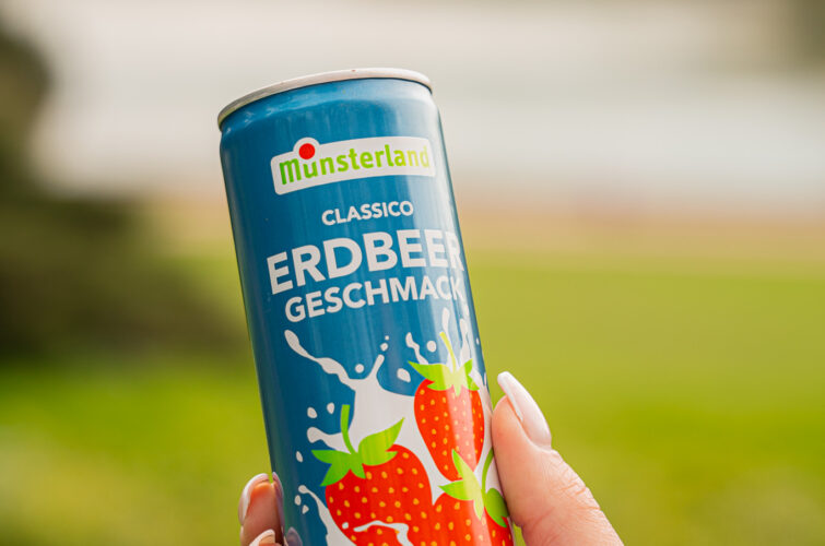 Erdbeermilchdose in Hand